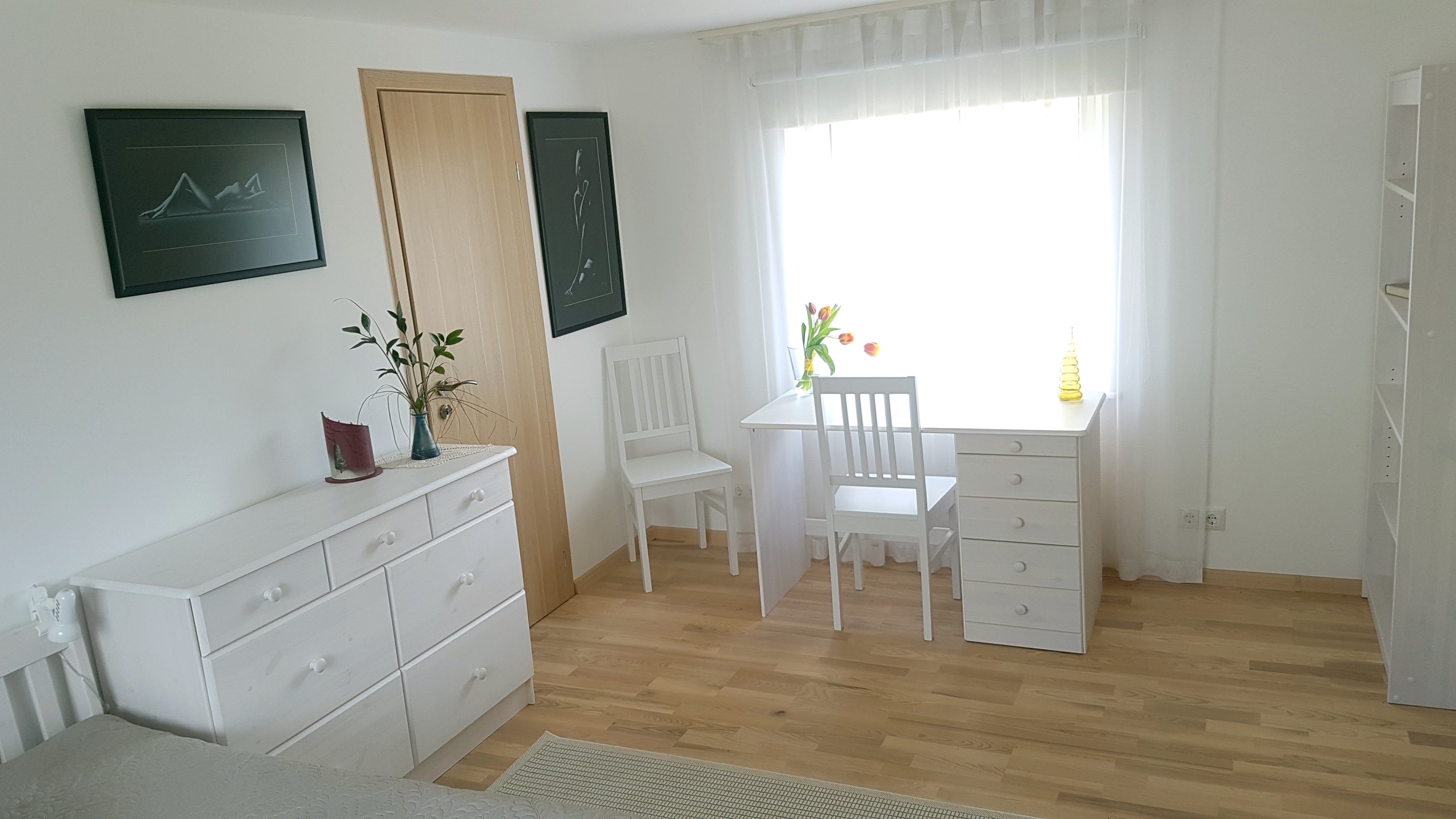 Töölaud ja kummutid teises magamistoas