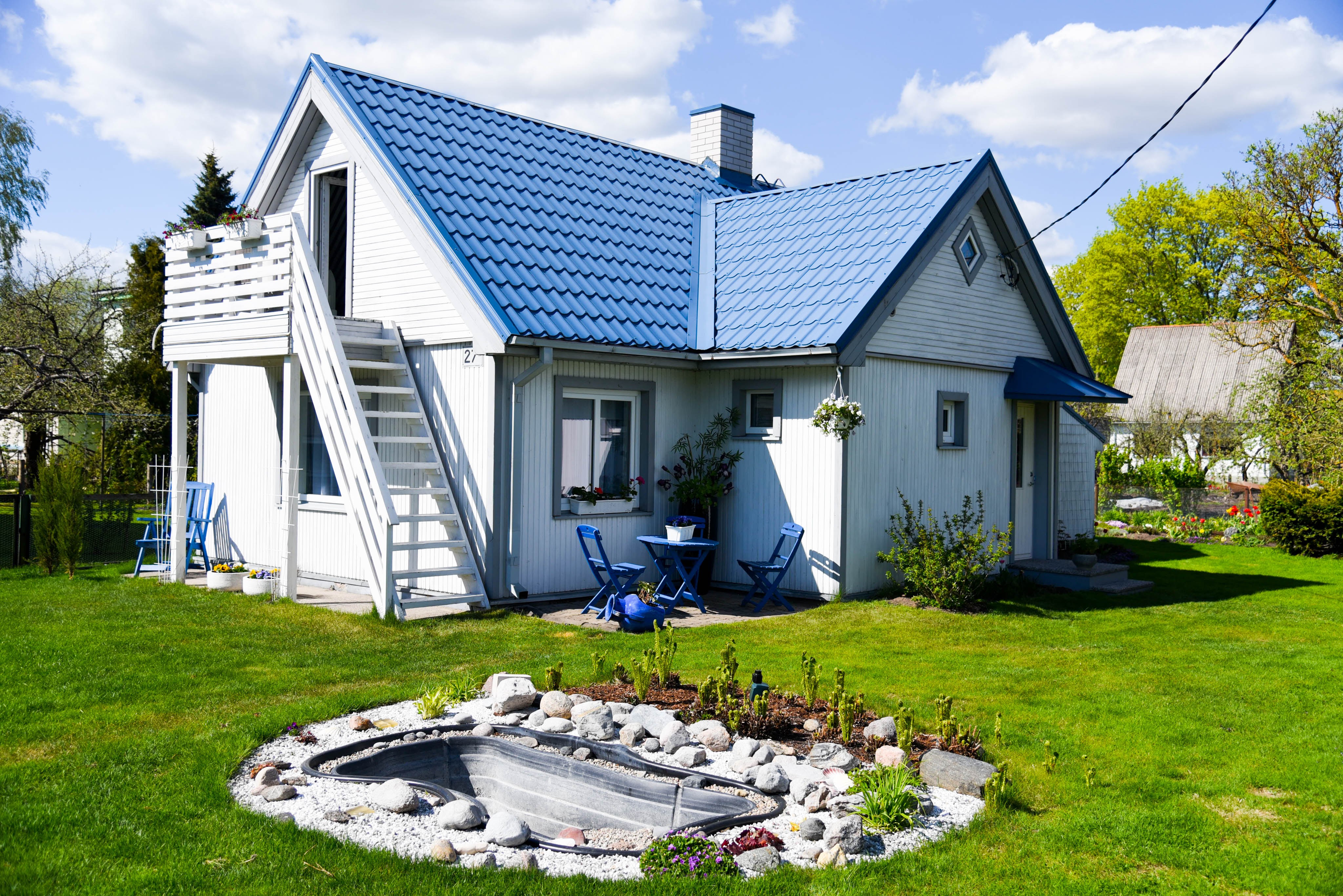 Luha Private House — valge maja sinise katusega, aed ja sisehoov